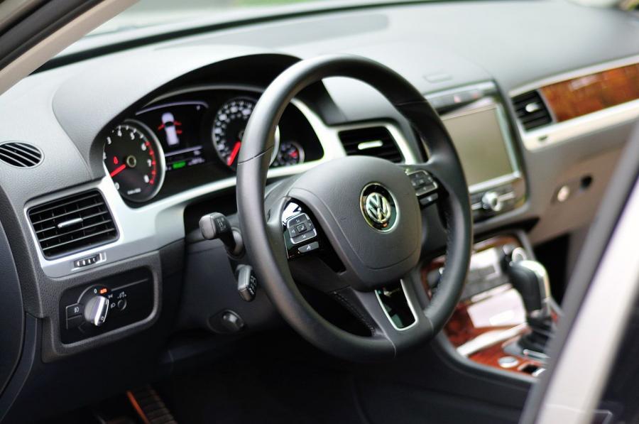  Volkswagen Touareg Hybrid 2012 года  (фото 33 из 42)